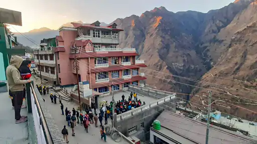 जोशीमठ में प्रभावितों को अभी डेढ़ लाख की मदद:शिफ्टिंग के लिए 50 हजार मिलेंगे…फिलहाल 2 होटल तोड़े जाएंगे, घर नहीं