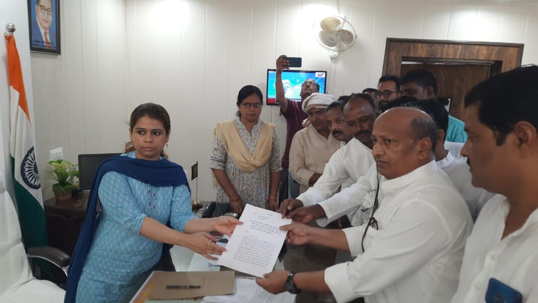 लखनऊ वाराणसी फोरलेन पर बंधुआ कला स्टेशन के सामने हो रही लगातार दुर्घटना के मामले में सपा नेता शकील अहमद ने दर्जन भर लोगों के साथ डीएम को दिया ज्ञापन।