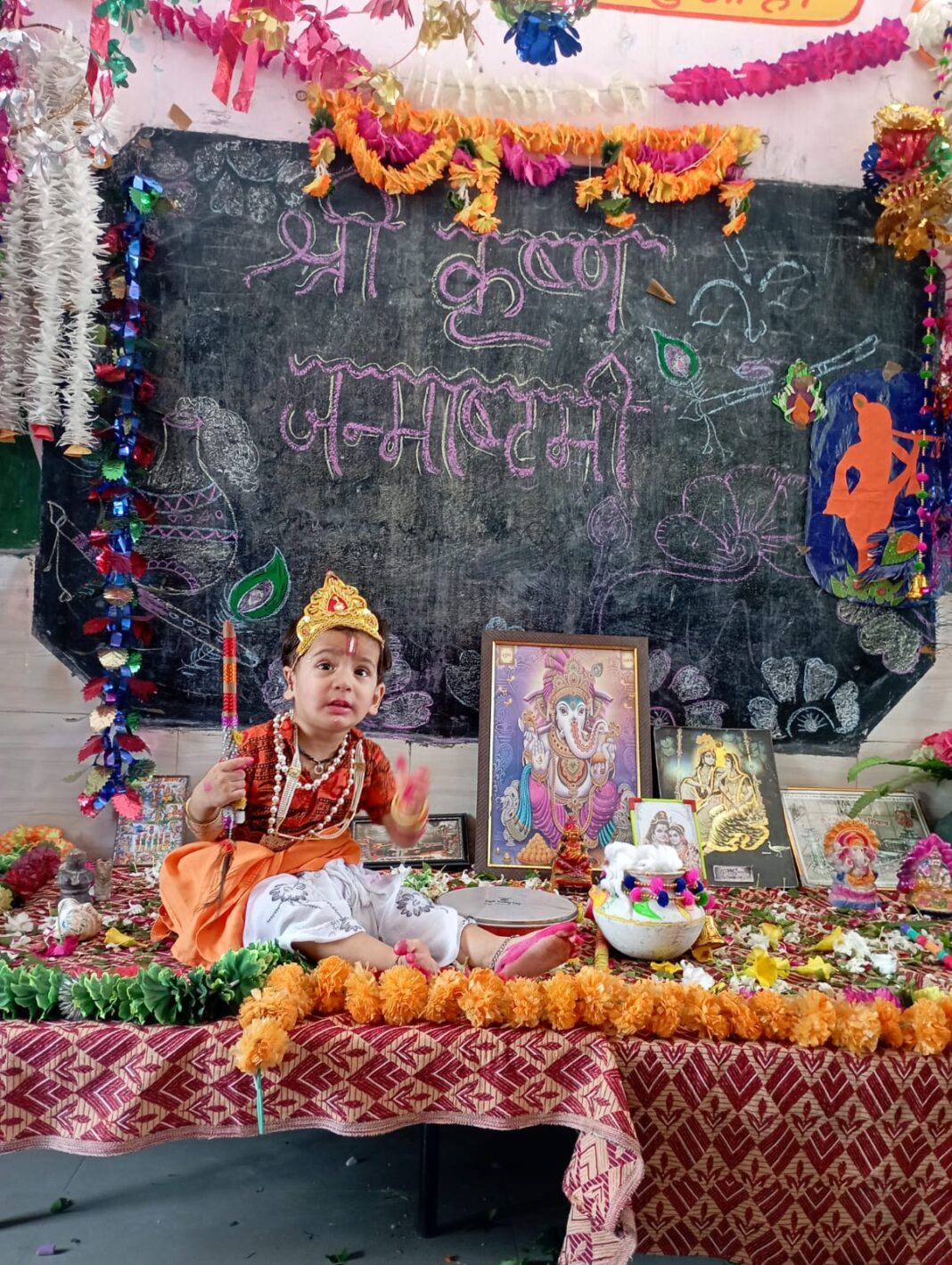 महाभारत में अर्जुन के सारथी बन उन्हें अन्याय के विरुद्ध जीत दिलाने वाले भगवान श्रीकृष्ण का जन्मदिन कंपोजिट विद्यालय कटरी पीपरखेड़ा, सिकन्दरपुर कर्ण, उन्नाव में धूमधाम से मनाया गया