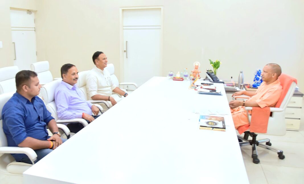 सीएम योगी से मिले देवमणि द्विवेदी, परिजनों ने रखी मांगें