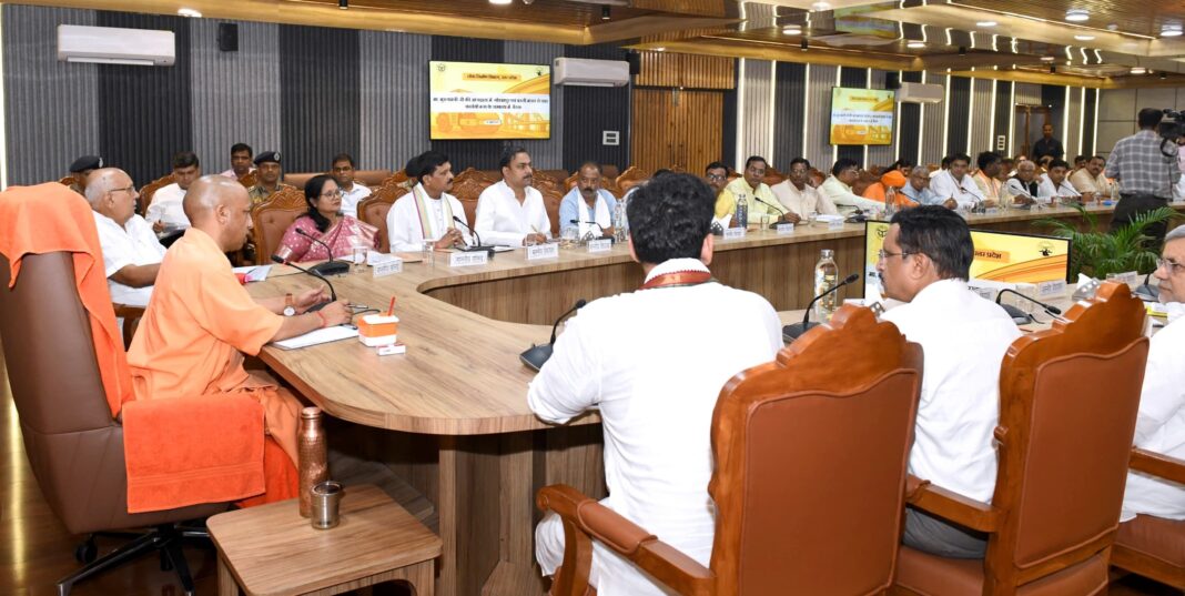 गोरखपुर बस्ती सड़क निर्माण योजना की समीक्षा करते सीएम योगी