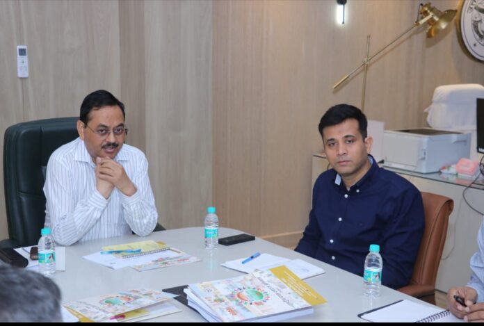 लखनऊ में RGSA समीक्षा बैठक को संबोधित करते हुए अपर सचिव सुशील कुमार लोहानी